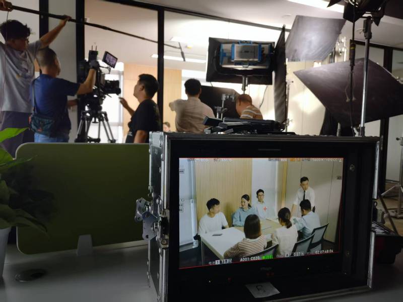 霸州市TVC拍摄公司：科技产品视觉化大师，诠释未来感与功能美学